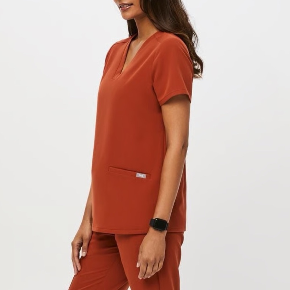 FIGS- Casma Three-Pocket Scrub Top in Auburn